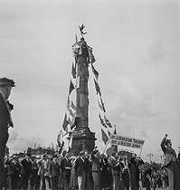 Roger-Viollet | 601238 | French Popular Front. Procession on the place de la Bastille. Paris, on July 14, 1936. | © Gaston Paris / Roger-Viollet