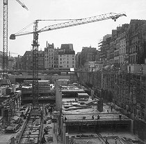 Roger-Viollet | 601260 | Construction of the Pompidou Centre. Paris (IVth arrondissement), April 1974. | © Roger-Viollet / Roger-Viollet