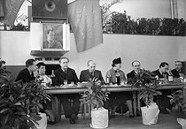 Roger-Viollet | 607467 | Communist banquet. From left to right : Louis Aragon, Elsa Triolet, Paul Vaillant-Couturier, Marcel Cachin and Jacques Duclos. On the wall : self-portrait of Paul Vaillant-Couturier that he painted in prison. on the far right : Gabriel Péri. France, 1936-1937. | © LAPI / Roger-Viollet