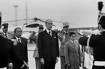 Roger-Viollet | 607489 | The king Hassan II of Morocco and the crown prince welcomed as they get down of the plane by President Giscard d'Estaing. | © Jacques Cuinières / Roger-Viollet