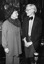Roger-Viollet | 609202 | Régine (1929-2022), femme d'affaires et chanteuse française, et Andy Warhol (1928-1987), artiste et cinéaste américain. | © Jack Nisberg / Roger-Viollet