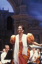 Roger-Viollet | 609266 | Teresa Berganza (1933-2022), Spanish opera singer, during a recital. Aix-en-Provence, July 1991. | © Colette Masson / Roger-Viollet