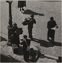 Roger-Viollet | 613278 | Three musicians (accordions and bugle), playing in the street, near a street lamp. Paris, circa 1940. Photograph by Jean Roubier (1896-1981). Bibliothèque historique de la Ville de Paris. | © Jean Roubier / BHVP / Roger-Viollet
