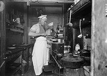 Roger-Viollet | 615526 | Russian cooks. Paris, circa 1925. | © Albert Harlingue / Roger-Viollet