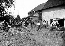 Roger-Viollet | 623912 | Wheat threshing. France, 1908. | © Jacques Boyer / Roger-Viollet