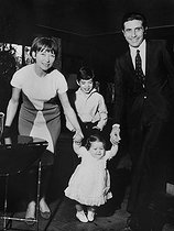 Roger-Viollet | 626173 | Gilbert Bécaud (1927-2001), French singer-songwriter, with his first wife  Kiki  (Monique Nicolas), French actress, and their two children. | © Roger-Viollet / Roger-Viollet