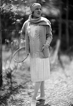 Roger-Viollet | 626821 | Suzanne Lenglen (1899-1938), French tennis player, presenting a suit designed by Jean Patou, circa 1930. | © Roger-Viollet / Roger-Viollet