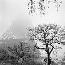 Roger-Viollet | 627045 | Reportag on Albert Préjean (1894-1979), French actor. The Eiffel Tower. Paris (VIIth arrondissement), circa 1955. | © Gaston Paris / Roger-Viollet