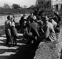 Roger-Viollet | 628143 | Grape pickers dancing in the streets. Photograph by Janine Niepce (1921-2007). | © Janine Niepce / Roger-Viollet