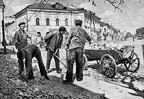 Roger-Viollet | 628207 | World War II. Russian front. Young Ukranians cleaning the streets after the fights in Kiev (Ukraine), October 1941. | © Collection Roger-Viollet / Roger-Viollet