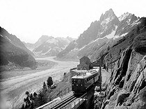 Roger-Viollet | 628422 | Chamonix-Mont-Blanc (Haute-Savoie). The glacier and the railroad of Montenvers. | © CAP / Roger-Viollet