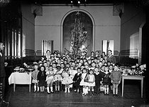 Roger-Viollet | 630635 | Russian émigrés. Meeting of children for a Christmas celebration. Paris, circa 1925. | © Albert Harlingue / Roger-Viollet