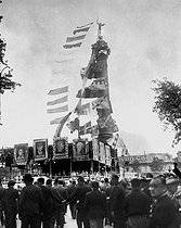 Roger-Viollet | 631679 | Popular Front. Bastille Day parade : rally, place de la Bastille. Paris, on July 14, 1936. | © Photo Rap / Roger-Viollet