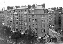 Roger-Viollet | 637391 | Houses with moderate rents, porte de Saint-Ouen. Paris (XVIIth arrondissement), around 1930. | © Albert Harlingue / Roger-Viollet