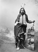 Roger-Viollet | 637512 | Sioux venu à Paris avec le spectacle du Wild West Show de Buffalo Bill (1846-1917), figure emblématique de la conquète de l'Ouest. Paris, 1905. | © Léopold Mercier / Roger-Viollet