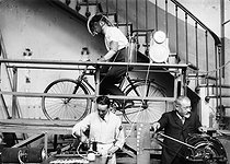 Roger-Viollet | 647949 | Conveyor belt of the professor Jean-Paul Langlois (1862-1923), French physiologist. Study of a cyclist. 1921. | © Jacques Boyer / Roger-Viollet
