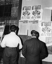 Roger-Viollet | 650547 | Affiches pour le retour de Charles De Gaulle, au pouvoir. Paris, mai 1958. | © Roger-Viollet / Roger-Viollet