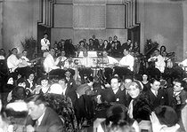 Roger-Viollet | 654034 | Russian orchestra in a Montparnasse café. Paris, about 1930. | © Albert Harlingue / Roger-Viollet
