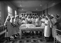 Roger-Viollet | 654929 | Paediatric school. Resuscitation. Paris, September 1939. | © Albert Harlingue / Roger-Viollet