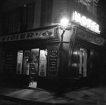 Roger-Viollet | 666745 | Café. Paris (XVIth district). 1937. | © Pierre Jahan / Roger-Viollet