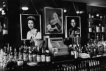 Roger-Viollet | 668284 | Portraits of the queen Elizabeth II, the Queen Victoria, the Prince Philipp of Edinburg in a pub. Brighton (England), on August 5, 1980. | © Jean-Pierre Couderc / Roger-Viollet