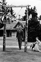 Roger-Viollet | 668500 | The English royal family in Balmoral (Scotland). Queen Elizabeth II, Prince Philip, Duke of Edinburgh, Prince Charles and Princess Anne. | © Roger-Viollet / Roger-Viollet