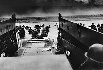 Roger-Viollet | 669656 | World War II. Normandy landings. US soldiers leaving a barge under fire, on June 6, 1944. | © Roger-Viollet / Roger-Viollet