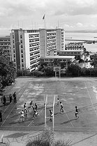 Roger-Viollet | 669714 | Government building and basketball court. Algiers (Algeria), 1967. Photograph by Jean Marquis (1926-2019). | © Jean Marquis / Roger-Viollet