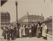 Roger-Viollet | 670085 | [Paris]. Pendant l'éclipse. 17 avril 1912. Place de la Bastille | © BHVP / Roger-Viollet