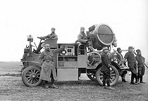 Roger-Viollet | 674613 | World War I. French army. Soldiers and a projector loaded onto a truck. 1916. | © Jacques Boyer / Roger-Viollet