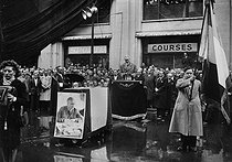 Roger-Viollet | 675443 | Louis Aragon delivering a speech at Jean-Richard Bloch's funeral. Paris, 1947. | © Roger-Viollet / Roger-Viollet