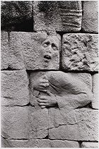 Roger-Viollet | 677982 | Detail of the sculpture by Paul Moreau Vauthier on the Communards's Wall, in the park next to the Père-Lachaise cemetery. Paris (XXth arrondissement), 1980's. Photograph by Léon Claude Vénézia (1941-2013). | © Léon Claude Vénézia / Roger-Viollet