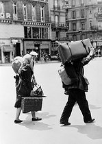 Roger-Viollet | 685507 | World War II. Exodus. Paris, place de Rome, June 12-13, 1940. | © Roger-Viollet / Roger-Viollet