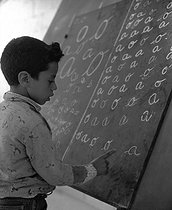 Roger-Viollet | 689123 | Ecole construite par les militaires pour les enfants du douar (village) de M'Zaourat dans la région de Mascara, pendant la guerre d'Algérie, été 1961. Photographie de Jean-Pierre Laffont (né en 1935). | © Jean-Pierre Laffont / Roger-Viollet