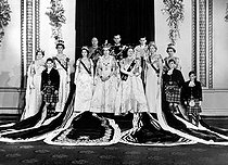 Roger-Viollet | 690785 | Queen Elizabeth II and the British royal family, circa 1952. | © Albert Harlingue / Roger-Viollet