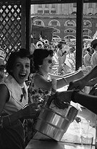 Roger-Viollet | 692580 | Femmes dans un café sur les quais. Alger (Algérie), 1958. Photographie de Jean Marquis (1926-2019). | © Jean Marquis / Roger-Viollet