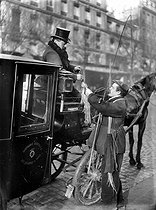 Roger-Viollet | 693588 | Coachman of the Compagnie générale des voitures de Paris. 1908. | © Jacques Boyer / Roger-Viollet