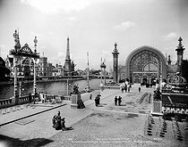 Roger-Viollet | 695513 | 1900 World Fair in Paris. Perspective of the Nations palaces from the right bank of the river Seine. | © Neurdein / Roger-Viollet