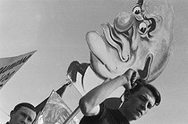 Roger-Viollet | 700091 | Front populaire. Meeting communiste. Caricature de Daladier. Fête au stade Buffalo. Montrouge (Hauts-de-Seine), 14 juin 1936. | © Gaston Paris / Roger-Viollet