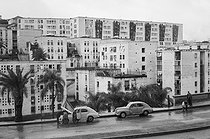 Roger-Viollet | 700750 | Constructions modernes sur les hauteurs de la ville. Alger (Algérie), 1967. Photographie de Jean Marquis (1926-2019). | © Jean Marquis / Roger-Viollet