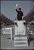 Roger-Viollet | 714165 | World War II. Signs in German, at the roundabout of the Champs-Elysées, Paris. Photograph by André Zucca (1897-1973). Bibliothèque historique de la Ville de Paris. | © André Zucca / BHVP / Roger-Viollet
