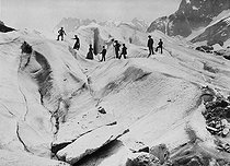 Roger-Viollet | 715311 | Traversée de la Mer de Glace. Chamonix-Mont-blanc (Haute-Savoie), vers 1899. | © Roger-Viollet / Roger-Viollet