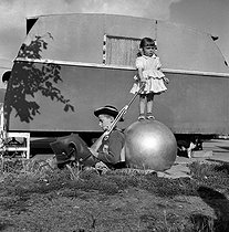 Roger-Viollet | 715729 | Children playing, circa 1950. | © Roger-Viollet / Roger-Viollet
