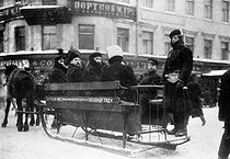Roger-Viollet | 716156 | Saint-Petersburg (Russia). Public transportation by sleds, before 1917. | © Roger-Viollet / Roger-Viollet