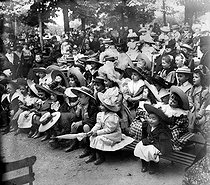 Roger-Viollet | 717957 | Children watching a puppet show at the Luxembourg garden. Paris, 1898. Photo : Ernest Roger. | © Ernest Roger / Roger-Viollet