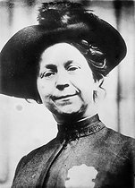Roger-Viollet | 718564 | Mrs Alice S. Wells (1873-1957), American suffragette. Los Angeles (United States), 1912. | © Albert Harlingue / Roger-Viollet