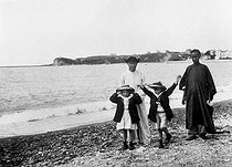 Roger-Viollet | 719926 | Father de Foucauld (1858-1916), with his great-nephews and Ougsem-Ak-Chikkat, the Black man he bought and converted. Brittany, circa 1900. | © Albert Harlingue / Roger-Viollet