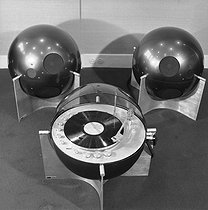 Roger-Viollet | 725356 | Tourne-disques Helium avec ses enceintes, 1968. | © Jean-Régis Roustan / Roger-Viollet