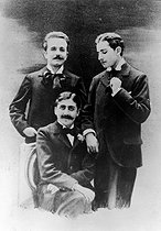 Roger-Viollet | 729013 | Marcel Proust (1871-1922), French writer, Robert de Flers (1872-1927) French dramatist and Lucien Daudet, French painter and writer, around 1893. | © Albert Harlingue / Roger-Viollet