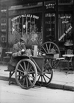 Roger-Viollet | 730016 | Grinder. Paris, 1907. | © Jacques Boyer / Roger-Viollet